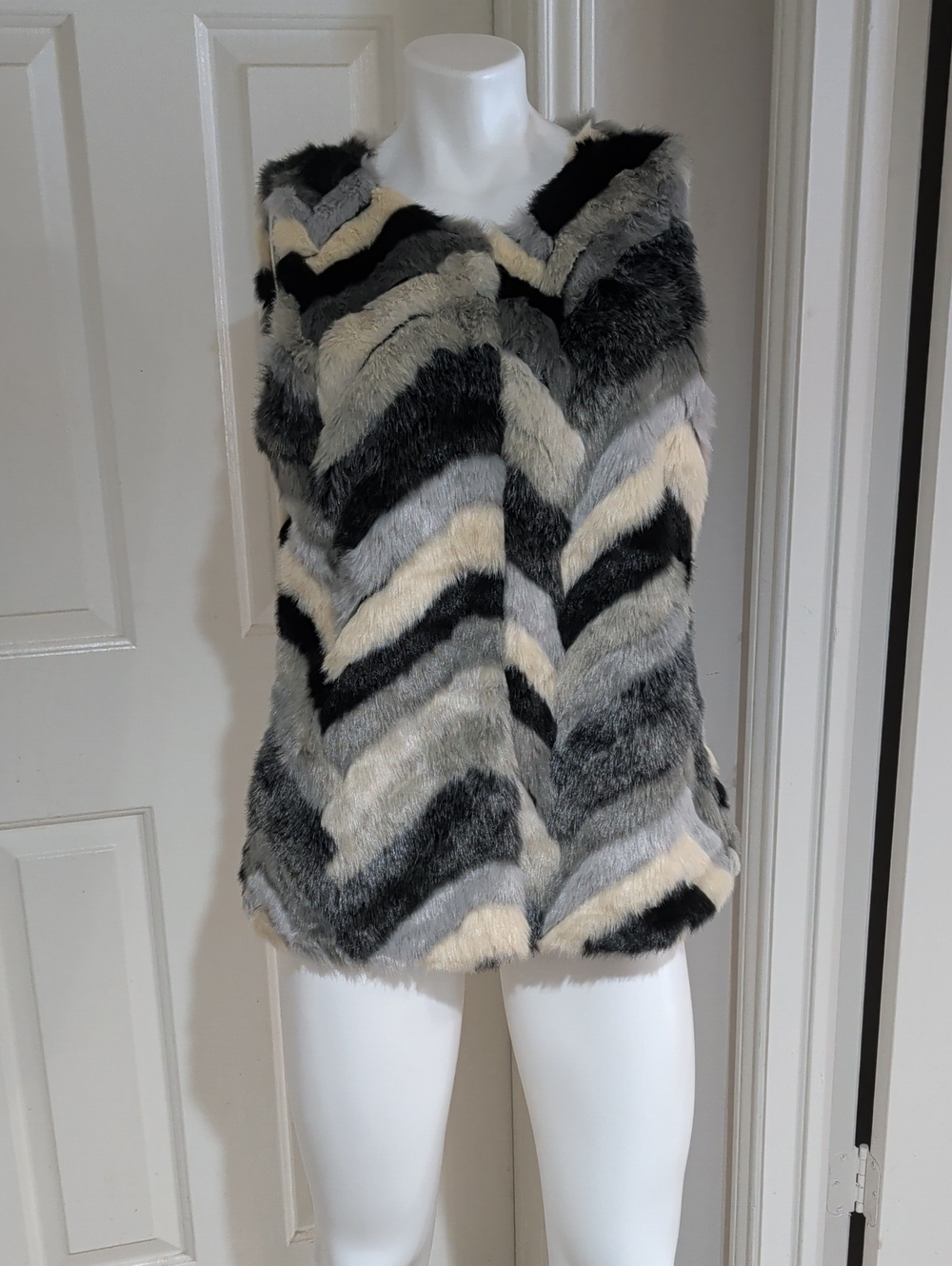 Entro Chevron Faux Fur Vest in Black, Gray & Cream Colorblock Y2K Women's Medium